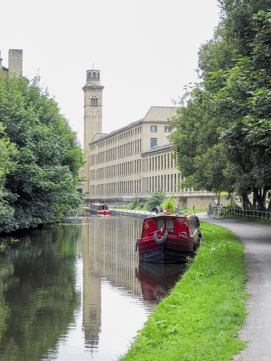 The Leeds- Liverpool canal, Saltaire