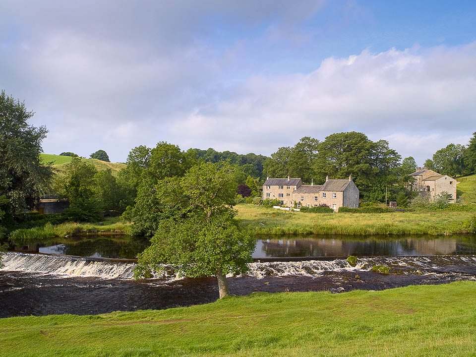 Weir across the Wharfe at Linton